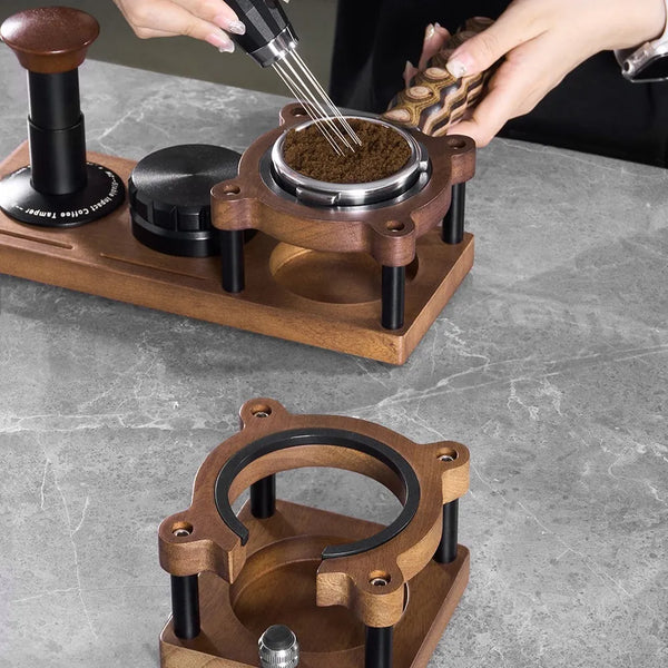 El espresso también evoluciona
El espresso tradicional italiano convivió durante años con perfiles muy oscuros. Hoy, el espresso de especialidad:
Usa tuestes medios


Busca dulzor natural


Reduce amargor


Resalta origen


El resultado:
Espressos más complejos


Menos azúcar


Más disfrute consciente


👉 En futuros artículos hablaremos sobre el café torrefacto, por qué ha sido tan popular en nuestras cafeterías y cómo ha moldeado nuestra idea de “buen café”.

El consumidor cambia: de pasivo a curioso
Antes:
Comprábamos siempre la misma marca


No preguntábamos origen


No ajustábamos la preparación


Ahora:
Leemos etiquetas


Probamos distintos orígenes


Ajustamos molienda y receta


Compartimos experiencias


¡El café se convierte en un hobby! no solo en un hábito. 
¡Seguro que esto os resuena a muchos de nuestros lectores! ☕
